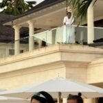 Com fortuna de US$ 1 bilhão, cantora de 38 anos já foi eleita a mais rica do mundo e tem mansão à beira-mar