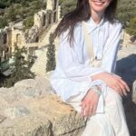 Com fortuna de R$ 440 milhões, atriz de 43 anos é eleita a mulher mais bonita do mundo