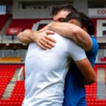 Aos 26 anos, jogador vive noivado após pedir o companheiro em casamento em um estádio