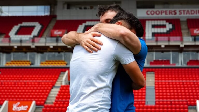 Aos 26 anos, jogador vive noivado após pedir o companheiro em casamento em um estádio