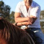 Dono de fazenda milionária, cantor sertanejo cria santuário e acolhe abandonados