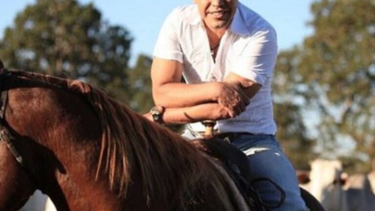 Dono de fazenda milionária, cantor sertanejo cria santuário e acolhe abandonados
