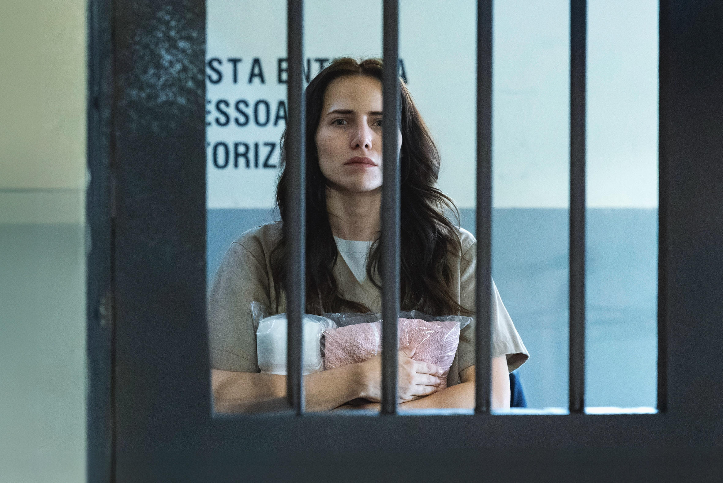 Adriana (Letícia Colin) é levada para uma cela precária, onde entra e observa o local, angustiada, ela grita justiça - Foto: Globo/ Manoella Mello