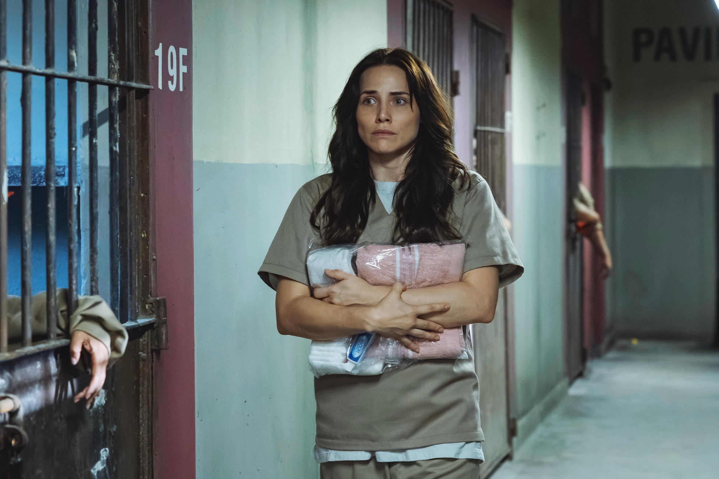Adriana (Letícia Colin) é levada para uma cela precária, onde entra e observa o local, angustiada, ela grita justiça - Foto: Globo/ Manoella Mello