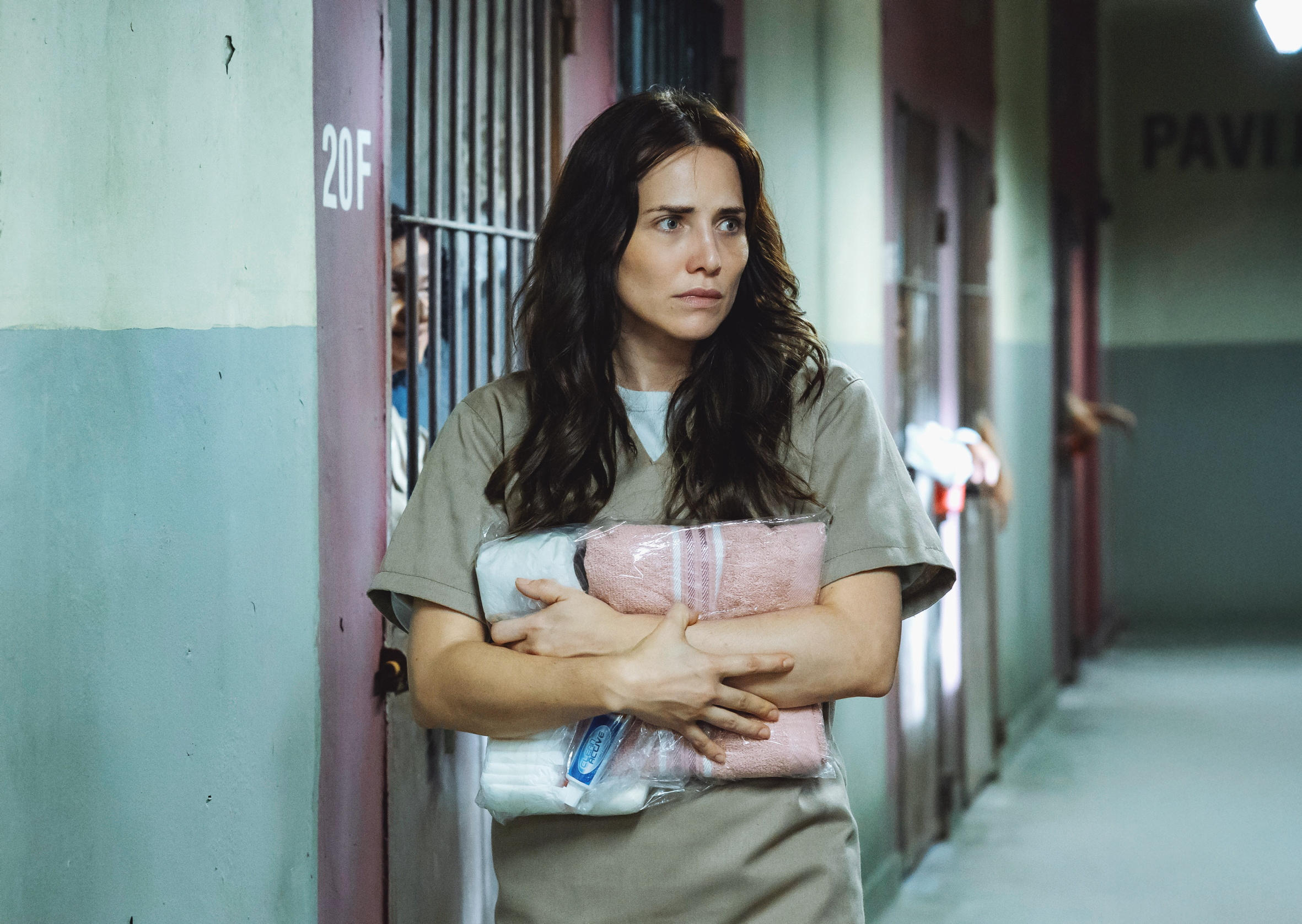 Adriana (Letícia Colin) é levada para uma cela precária, onde entra e observa o local, angustiada, ela grita justiça - Foto: Globo/ Manoella Mello