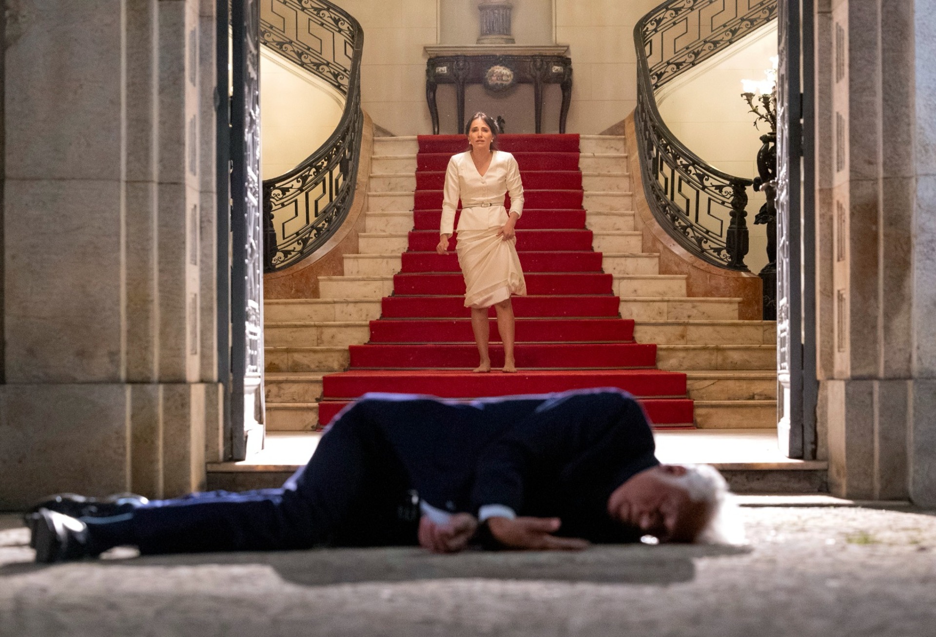 Adriana (Letícia Colin) se depara com o corpo de Arhur Brandão (Antonio Fagundes) - Foto: Globo/Manoella Mello