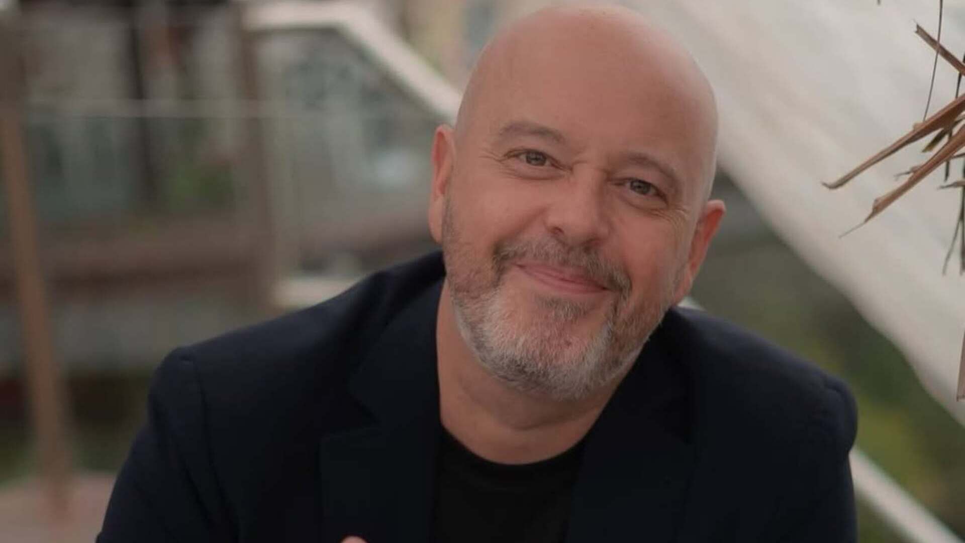 Hospitalizado, Alex Escobar se pronuncia ap&oacute;s passar mal ao vivo: 'Afastar qualquer suspeita'