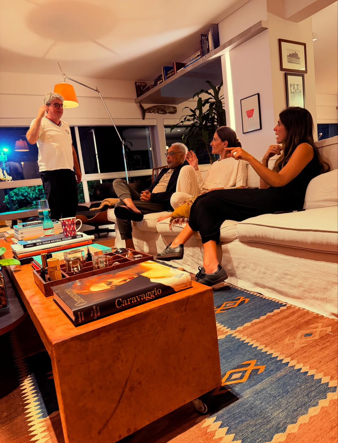 Gilberto Gil com amigos em seu apartamento no Rio de Janeiro - Foto: Reprodução / Instagram