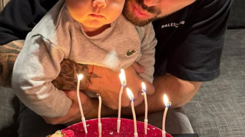 Com salário estimado em R$ 2 milhões, jogador celebra 32 anos com bolo simples e sem luxo