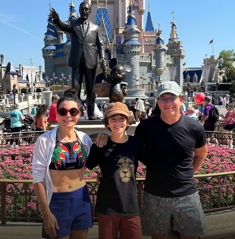 Mylla Christie com o filho, Arthur, e o marido, o empresário Tutu Sartori, na Disney — Foto: Reprodução/Instagram
