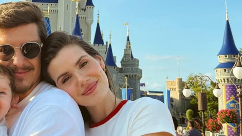 A cara de quem? Camila Queiroz e Klebber Toledo encantam ao mostrar o rosto da filha: ‘Uma boneca’