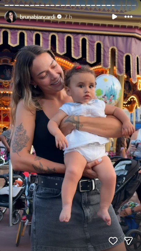 Carol Dantas com Mel, filha de Neymar e Bruna Biancardi - Foto: Reprodução / Instagram @brunabiancardi