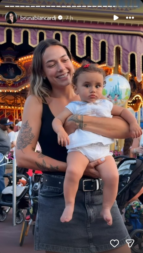 Carol Dantas com Mel, filha de Neymar e Bruna Biancardi - Foto: Reprodução / Instagram @brunabiancardi