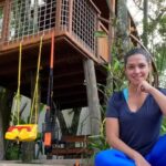 Cercada pela natureza, casa na árvore virou o cantinho favorito de atriz aos 42 anos