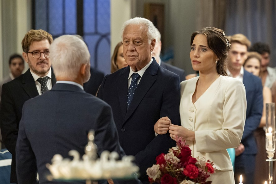 Arthur (Antonio Fagundes) e Adriana (Letícia Colin) em 'Quem Ama Cuida' - Foto: Manoella Mello/Rede Globo