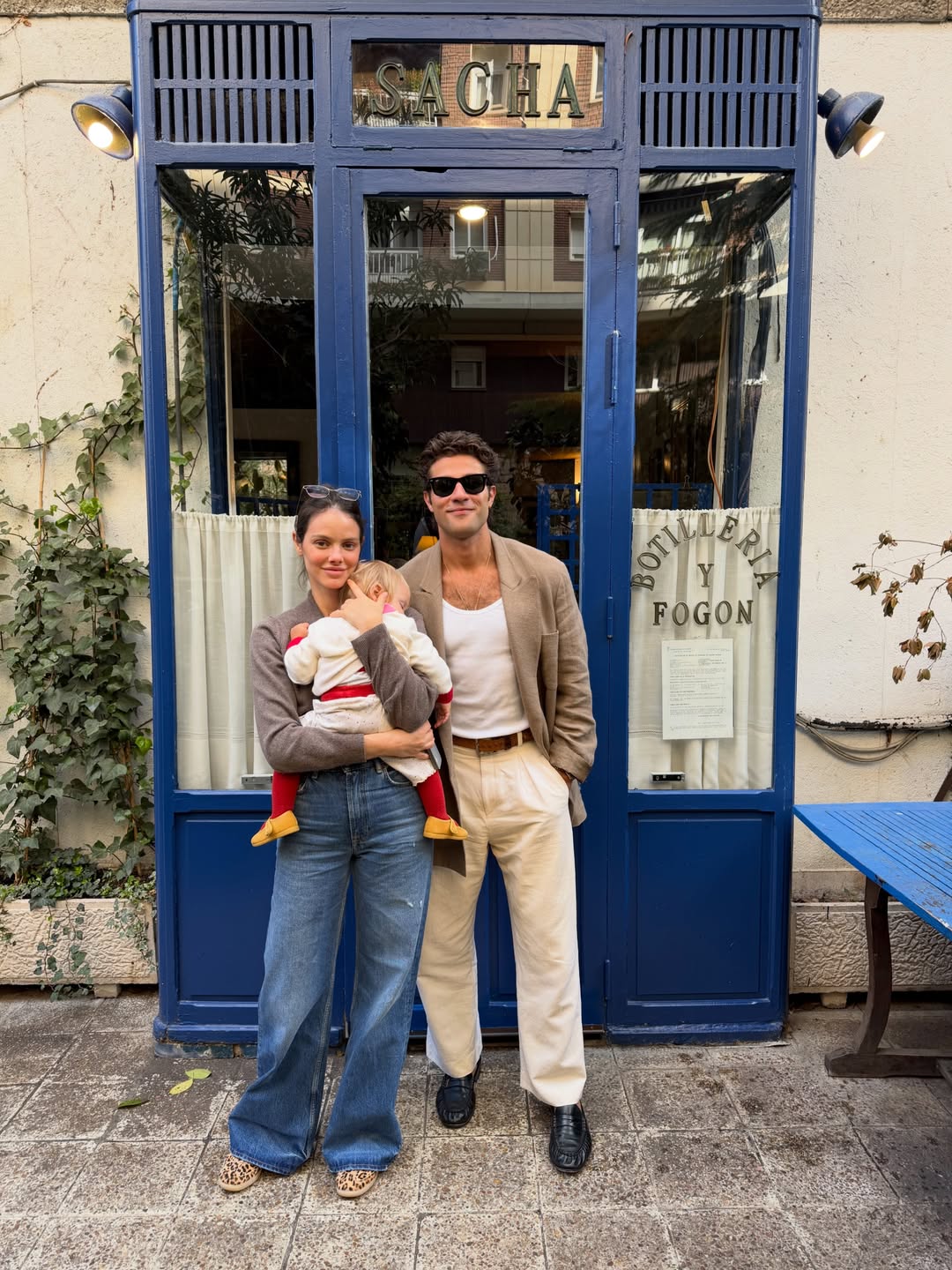 Chay Suede e Laura Neiva com a filha caçula, Ana - Foto: Reprodução / Instagram @chay