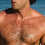 Aos 33 anos, ator de ‘Quem Ama Cuida’ chama a atenção com foto sem camisa na praia