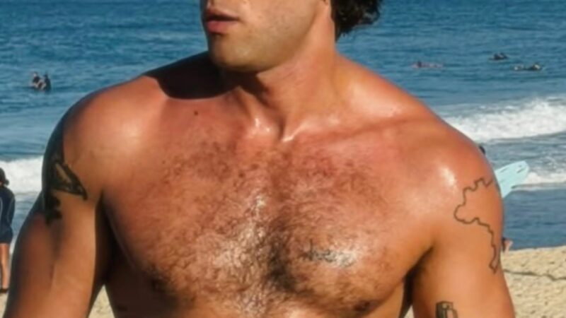 Chay Suede sem camisa