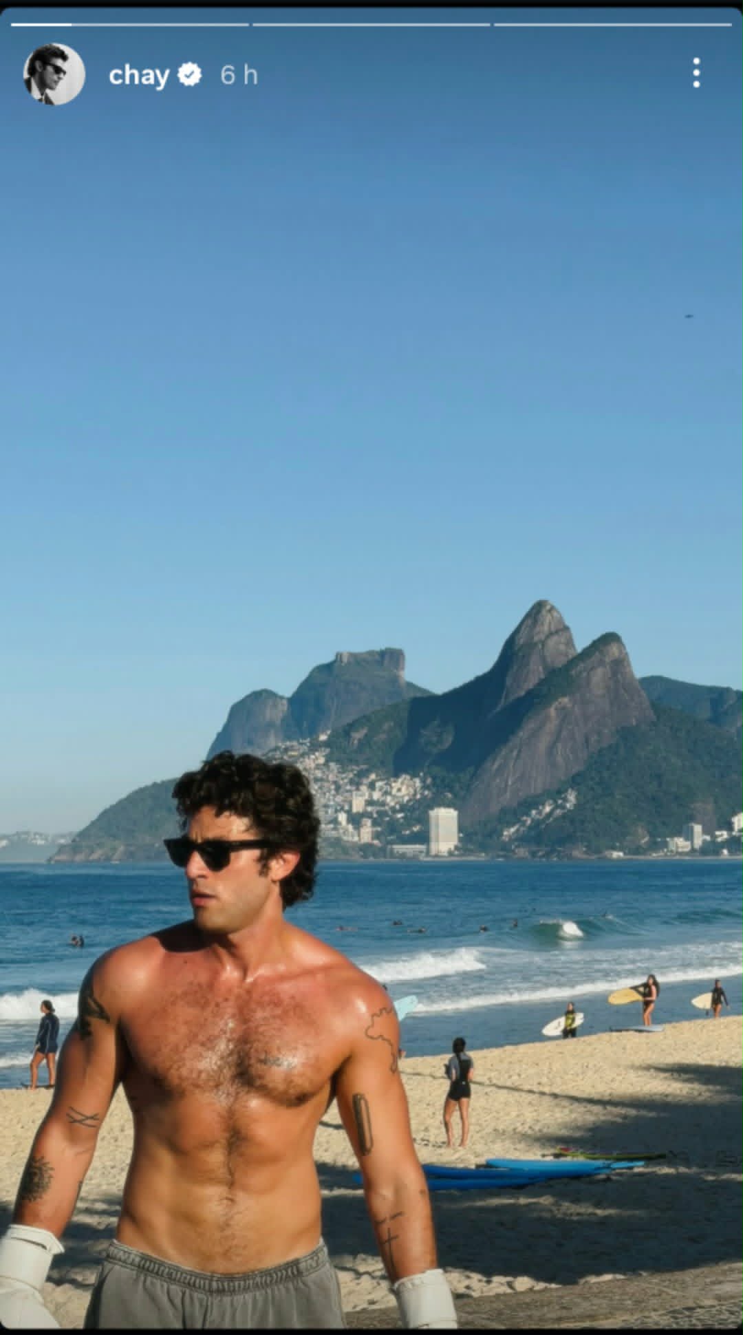 Chay Suede sem camisa