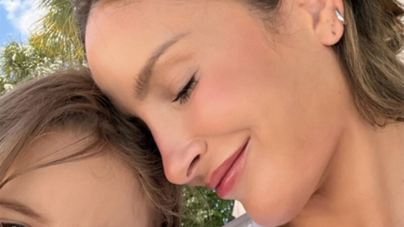 Ela cresceu! Filha de Claudia Leitte surge enorme em rara aparição com a mãe