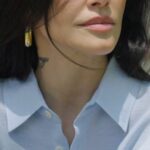 Aos 43 anos, atriz muda estilo de vida e ergue refúgio isolado nas montanhas