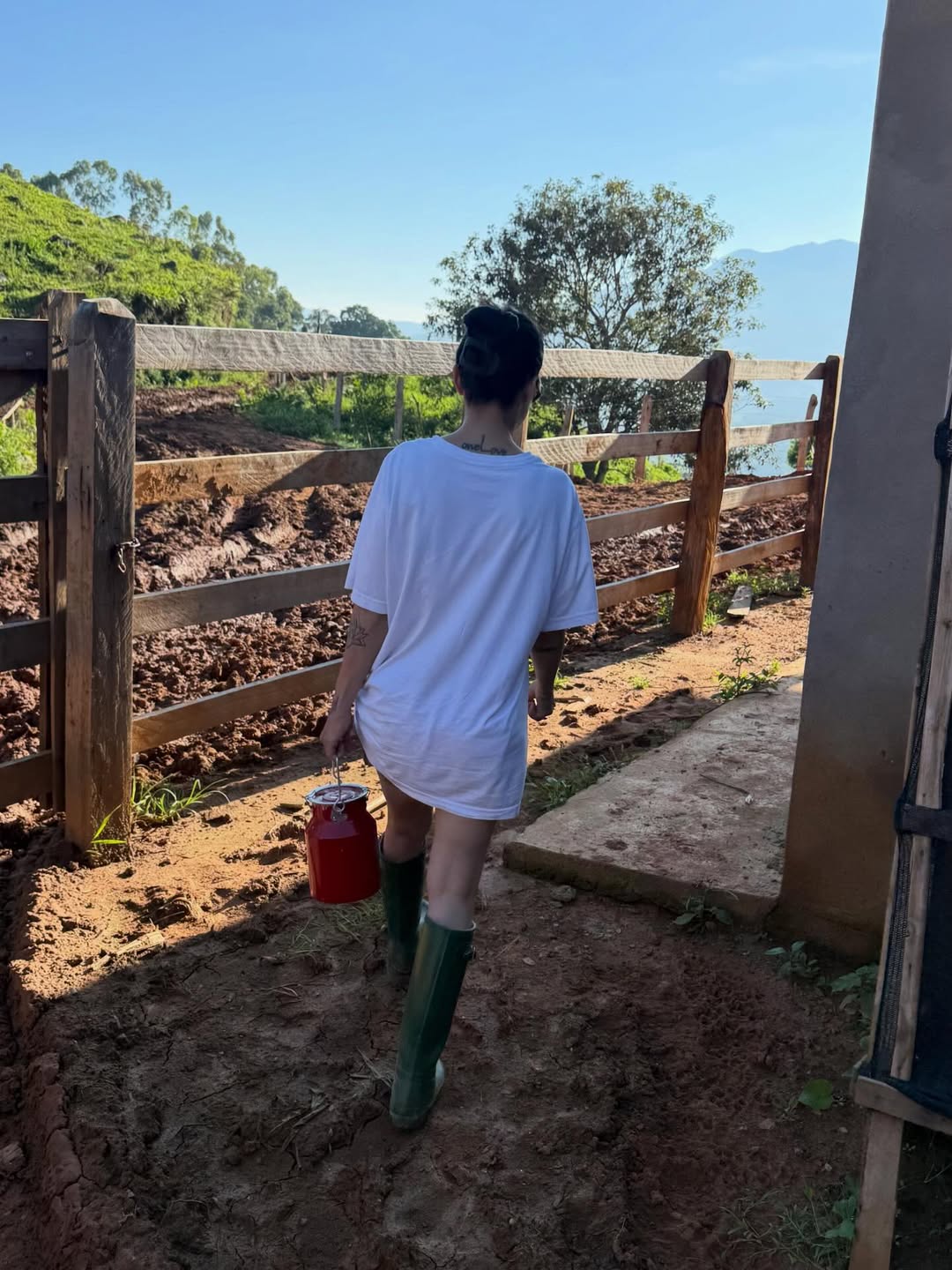 Cleo e o marido, Leandro, são proprietários de sítio no meio das montanhas - Foto: Reprodução / Instagram