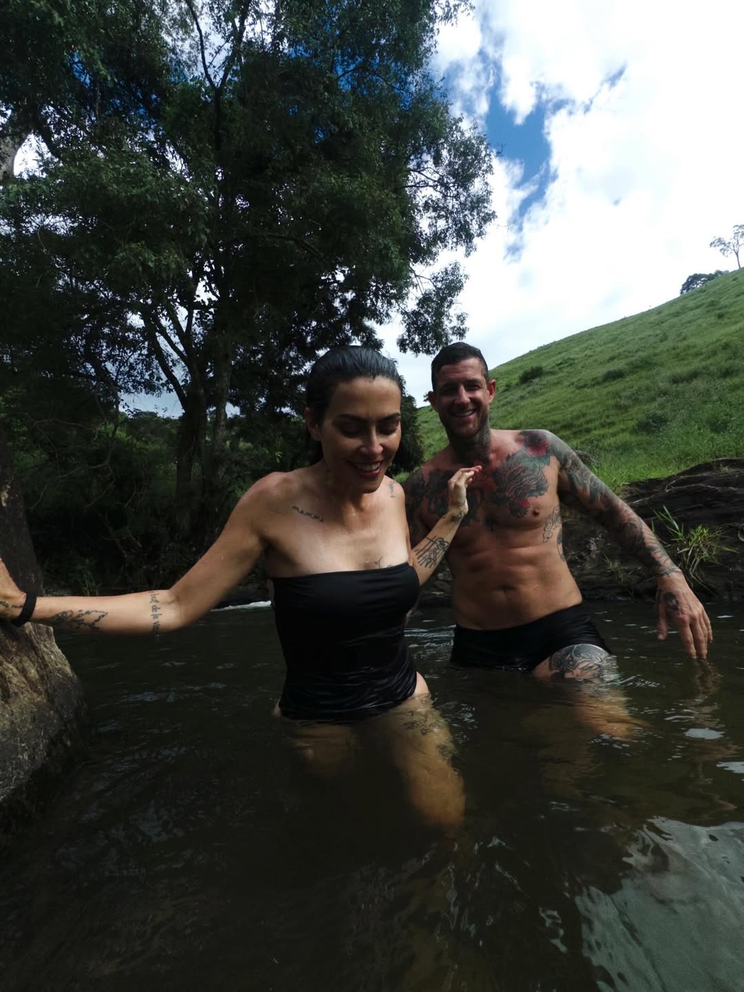 Cleo e o marido, Leandro, são proprietários de sítio no meio das montanhas - Foto: Reprodução / Instagram