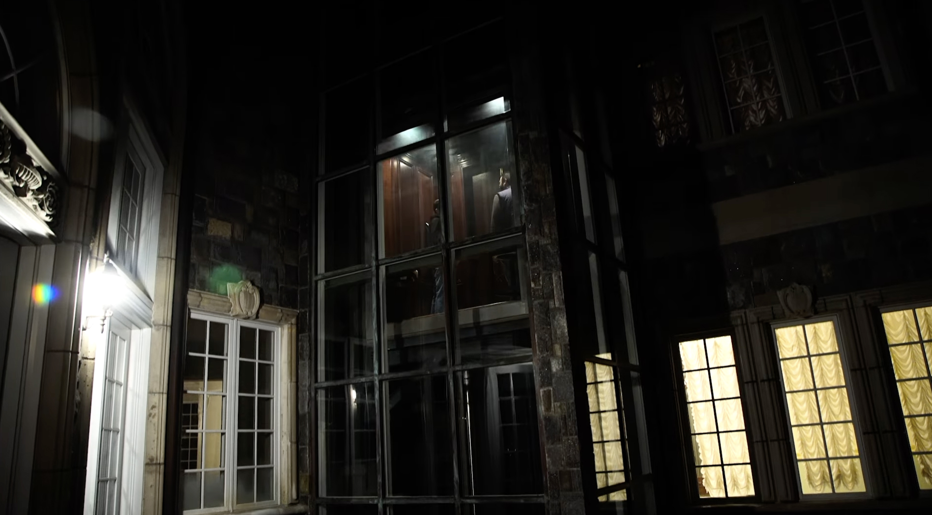 Elevador panorâmico na mansão alugada por Vini Jr para hospedar sua família nos EUA - Foto: Reprodução / Youtube Joshua NJLUX Baris