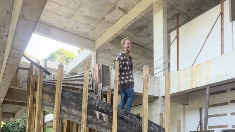 Aline Wirley é flagrada subindo a escada de sua nova mansão que está em obra - Foto: Reprodução / Instagram