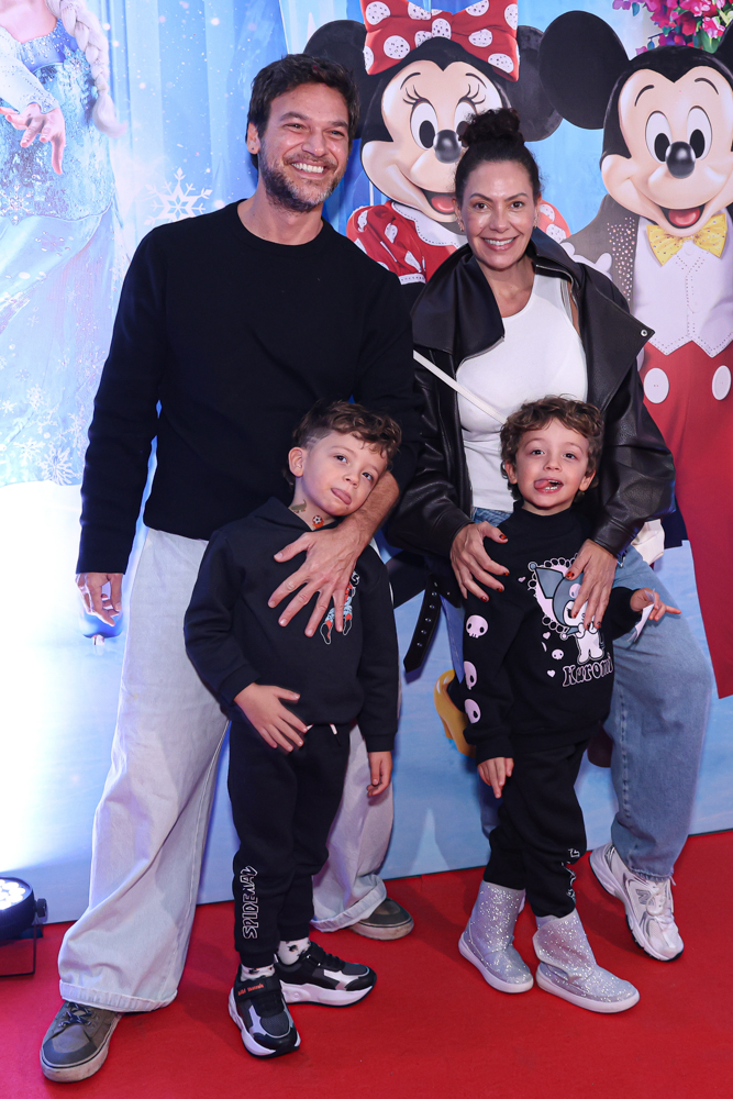 Fabiula Nascimento e Emilio Dantas com os filhos, Roque e Raul - Foto: Roberto Filho / Brazil News