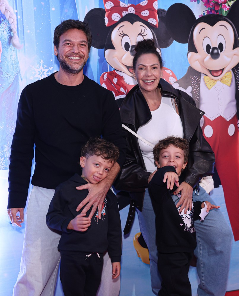 Fabiula Nascimento e Emilio Dantas com os filhos, Roque e Raul - Foto: Roberto Filho / Brazil News