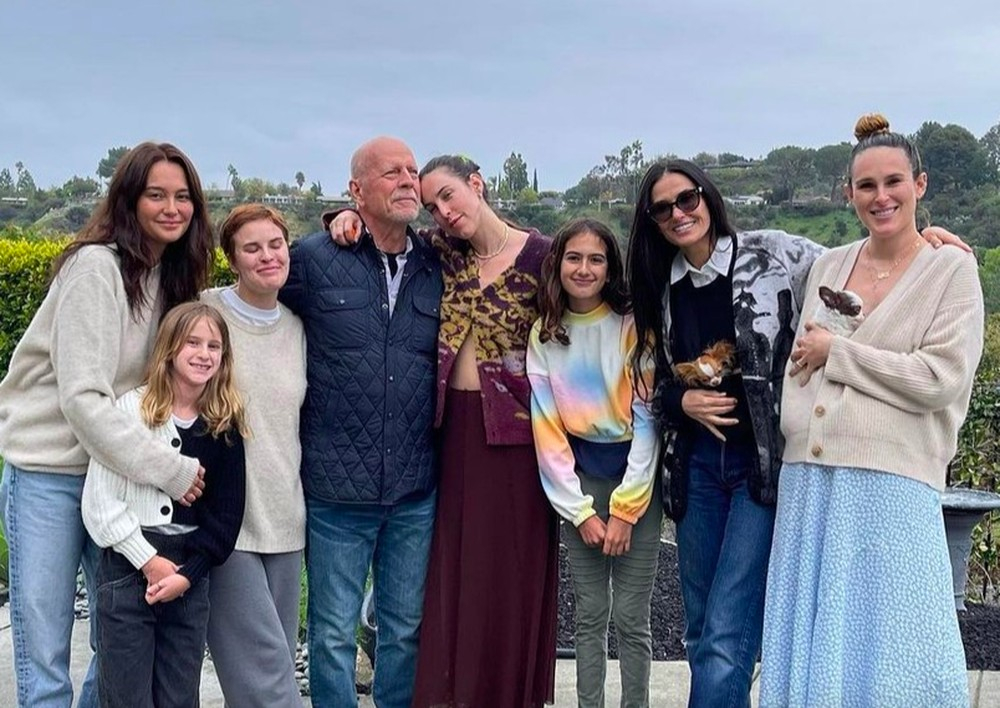 Bruce Willis com as filhas, a atual esposa Emma Heming e a ex-companheira Demi Moore - Foto: Reprodução / Instagram 