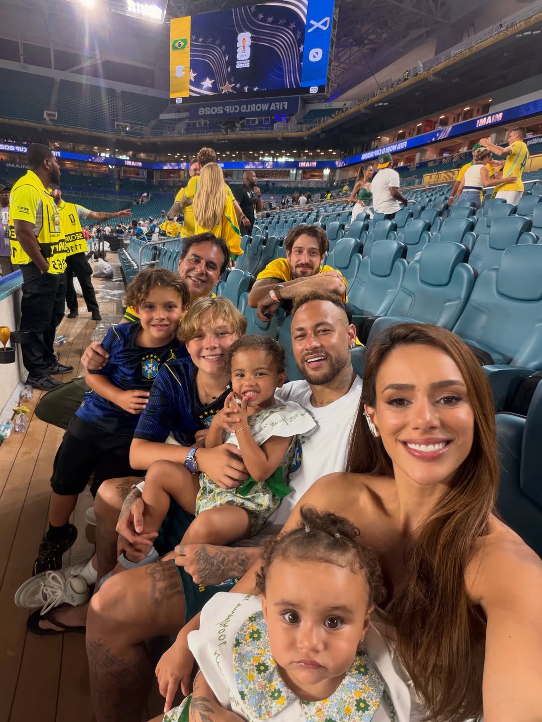 Neymar Jr com a família após a vitória do Brasil em partida contra a Escócia - Foto: Reprodução / Instagram @brunabiancardi 
