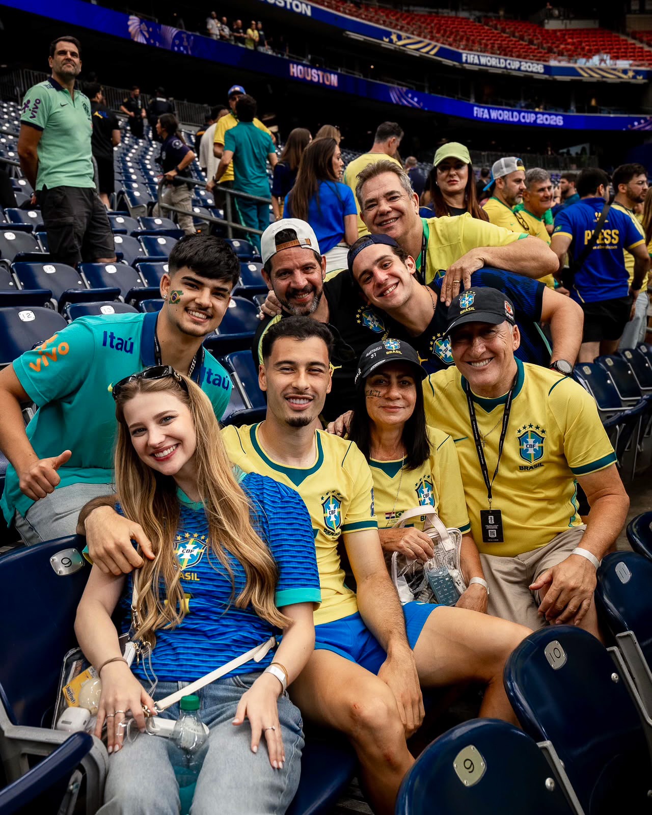 Gabriel Martinelli com a família após a vitória do Brasil contra o Japão - Foto: Reprodução / Instagram @gabriel.martinelli