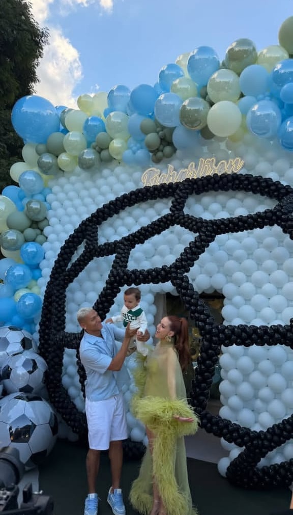 Richarlison e a esposa comemoram o aniversário do filho 