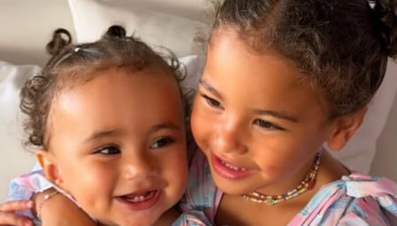 Filhas de Neymar Jr e Bruna Biancardi esbanjam estilo com looks iguais
