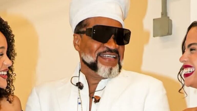 Carlinhos Brown exibe foto rara com as filhas, netas de Marieta Severo: ‘Emoções’