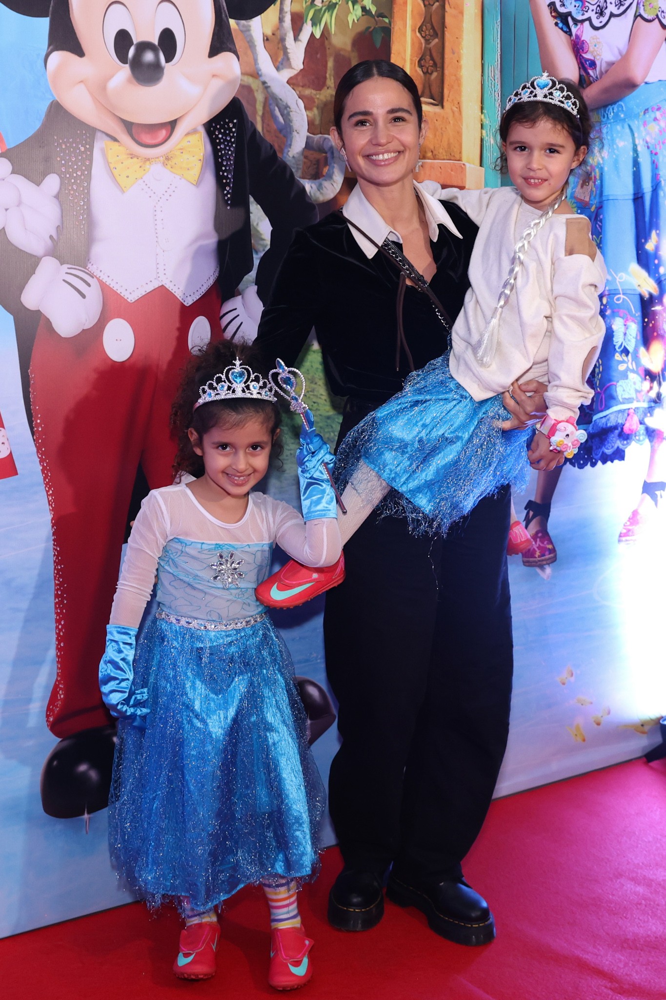 Nanda Costa com as filhas gêmeas, Kim e Tiê - Foto: Roberto Filho / Brazil News