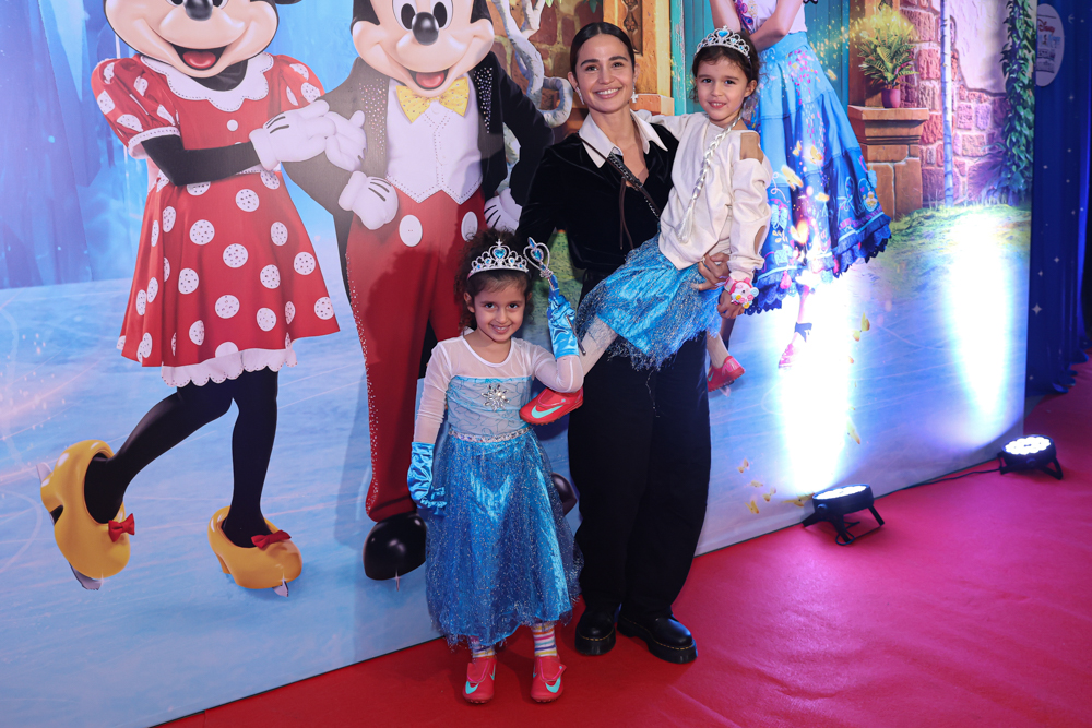 Nanda Costa com as filhas gêmeas, Kim e Tiê - Foto: Roberto Filho / Brazil News
