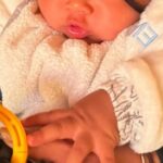 Aos oito meses, filho de cantor famoso e ex-BBB esbanja fofura ao surgir de look de frio