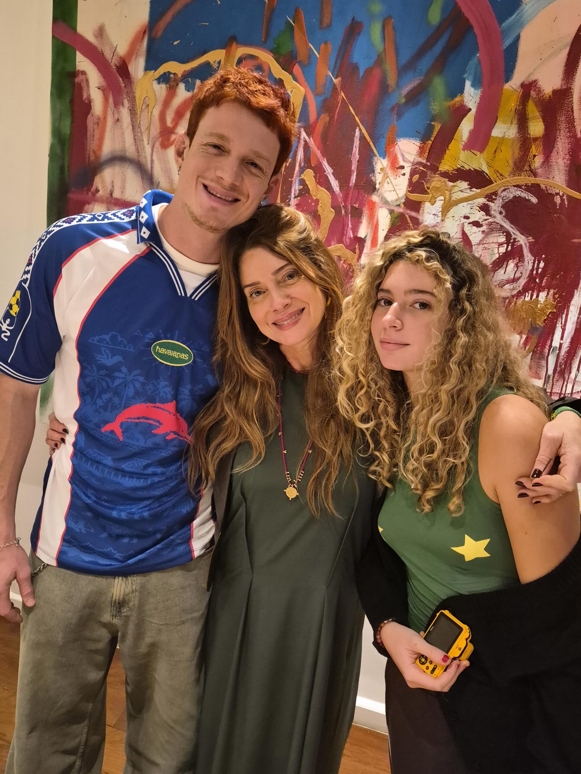 Leticia Spiller com os filhos, Pedro Novaes e Stella - Foto: Reprodução / Instagram @arealspiller