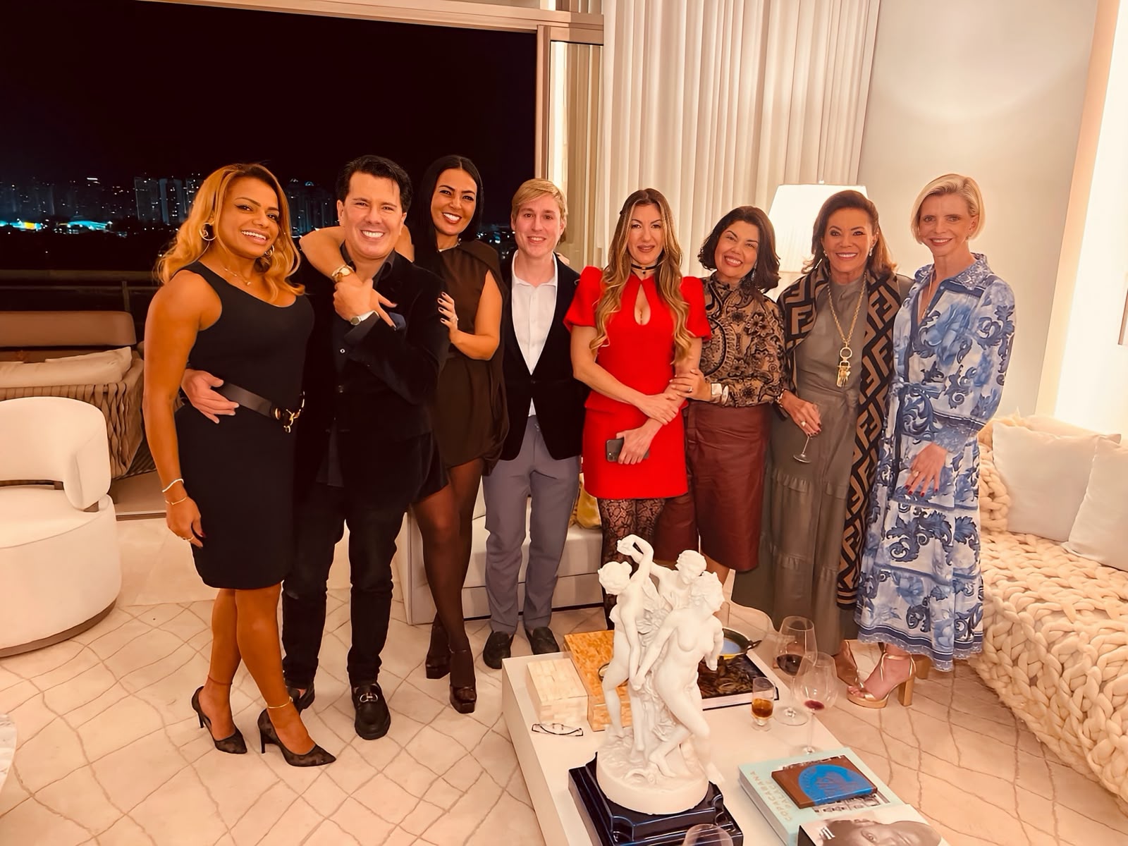 Gardênia Cavalcanti recebe amigos em jantar especial com peças do acervo de Hebe Camargo - Foto: Divulgação