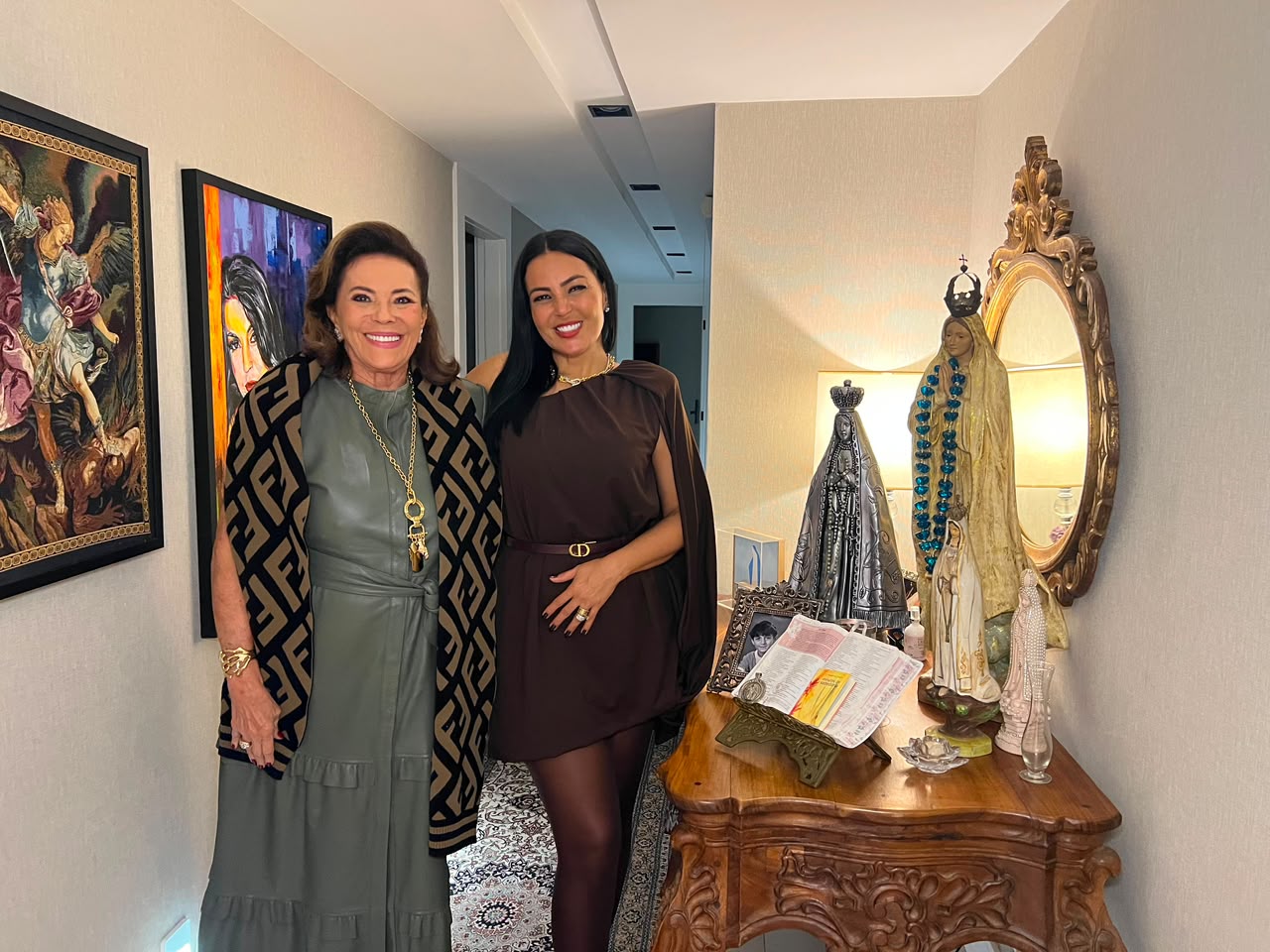 Gardênia Cavalcanti recebe amigos em jantar especial com peças do acervo de Hebe Camargo - Foto: Divulgação