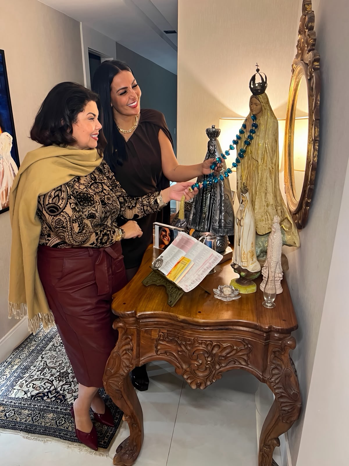 Gardênia Cavalcanti recebe amigos em jantar especial com peças do acervo de Hebe Camargo - Foto: Divulgação