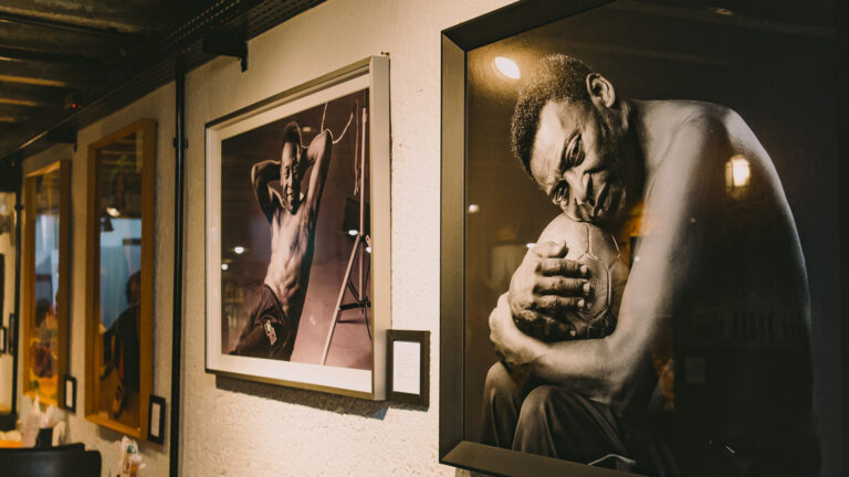 João Passos abre nova exposição com retratos do Rei Pelé