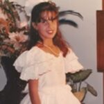 Menina da foto hoje tem 45 anos, se casou com sertanejo em cerimônia surpresa e tem uma filha