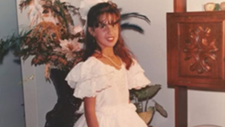 Menina da foto hoje tem 45 anos, se casou com sertanejo em cerimônia surpresa e tem uma filha