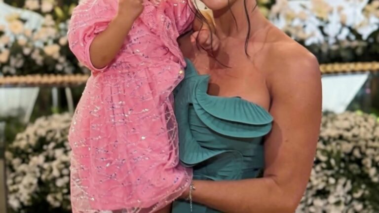 Esposa de sertanejo famoso impressiona com fotos da filha deles: ‘Pariu seu sogro’