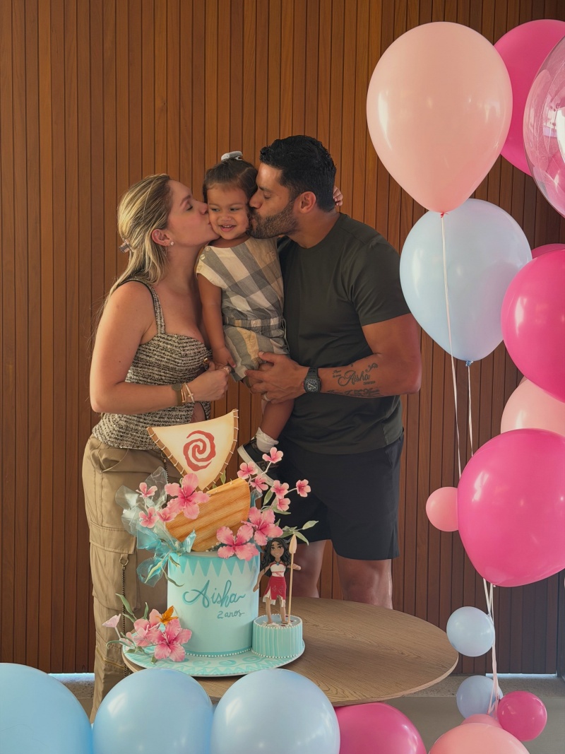 Hulk Paraíba e Camila Ângelo comemoram o aniversário da filha