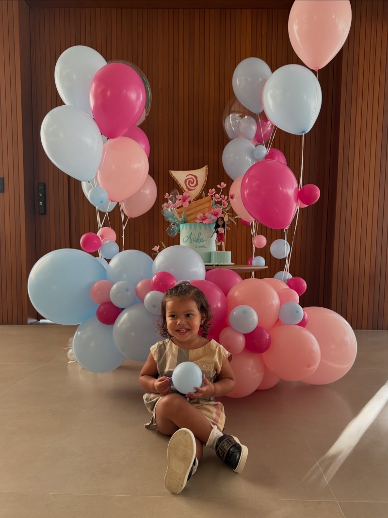 Hulk Paraíba e Camila Ângelo comemoram o aniversário da filha